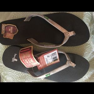 Brand-new Sanuk “yoga joy metallic” flip flops